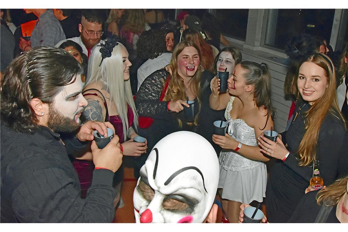 Vampire und gruselig geschminkte Gestalten. CLOUDSEVEN HALLOWEEN-Party in der Ge...