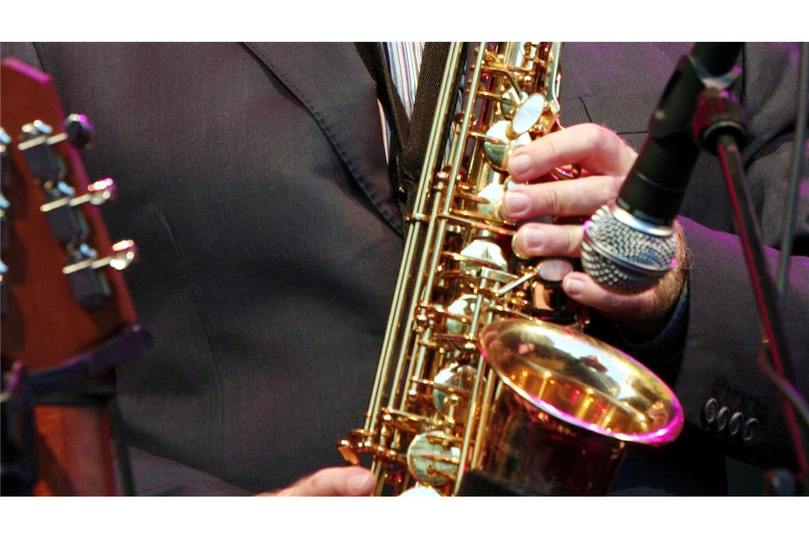 Sänger Van Morrison wird 80 und macht sein eigenes Ding Van Morrison ist auch ein versierter Saxofonist - hier bei einem Konzert in Freiburg 2007. (Archivbild)