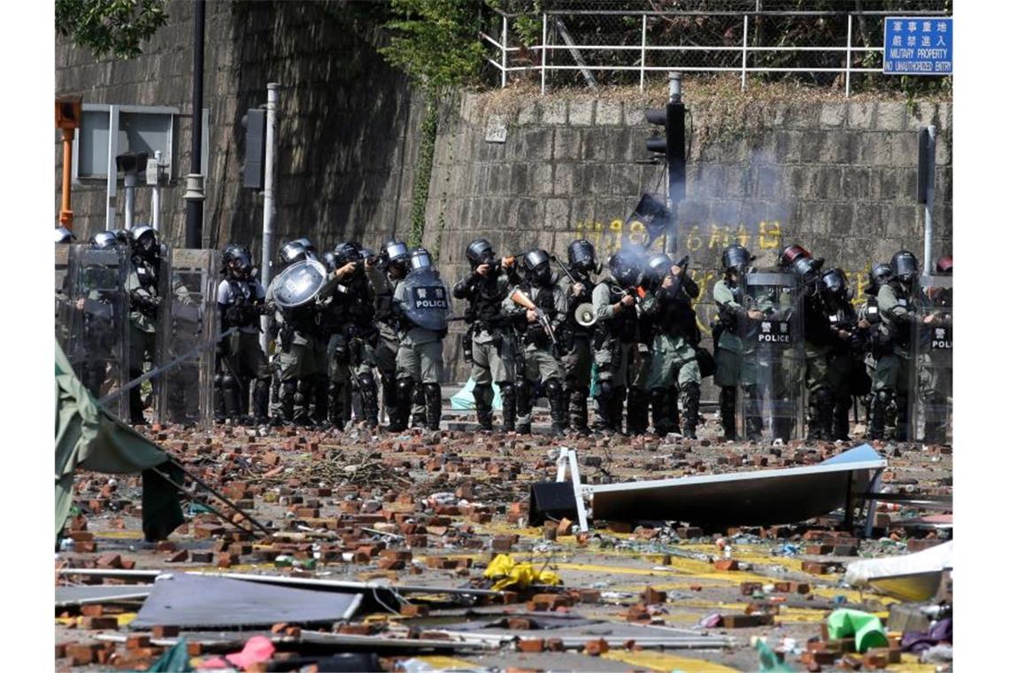 Blamage für Hongkonger Regierung: Vermummungsverbot gekippt Vandalismus und Zusammenstöße zwischen Polizisten und Demonstranten sind vor allem an Wochenenden zur Normalität geworden. Foto: Achmad Ibrahim/AP/dpa