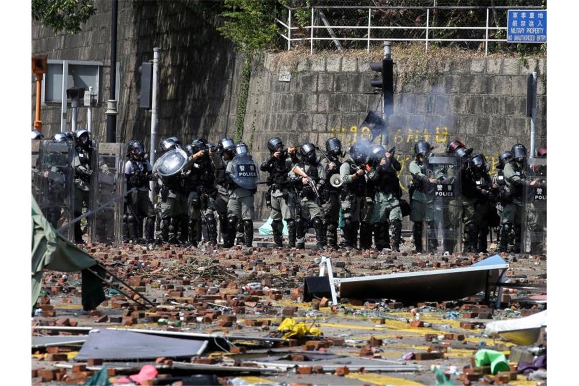 Vandalismus und Zusammenstöße zwischen Polizisten und Demonstranten sind vor allem an Wochenenden zur Normalität geworden. Foto: Achmad Ibrahim/AP/dpa