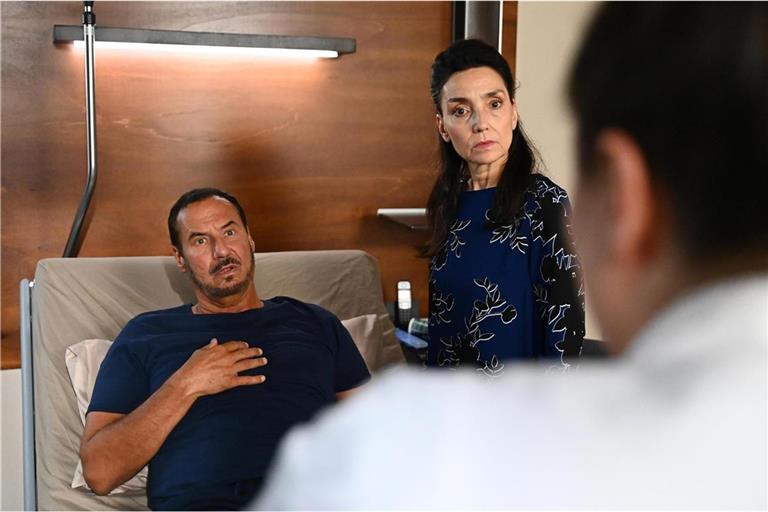 Vanessa (Julia Augustin, r.) verschweigt Richard (Silvan-Pierre Leirich) aus Sorge die Wahrheit über seinen Zustand. In der Mitte Simone (Tatjana Clasing)