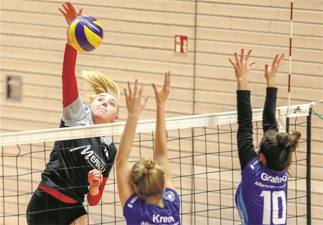 Zweitligist ist eine Nummer zu groß Vanessa Maglica (links) und die TSG-Volleyballerinnen hatten im Pokalspiel einige gelungene Aktionen. Foto: A. Becher