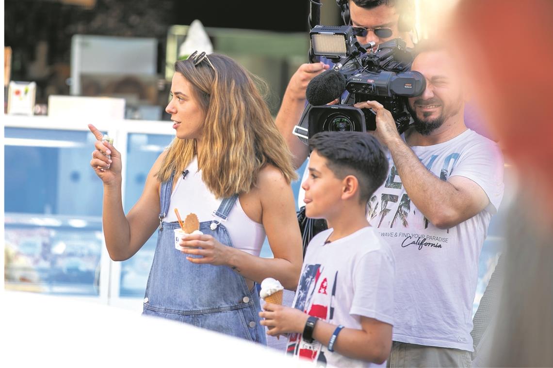 Auf ein Eis mit seinem Idol Vanessa Mai hat sich bei Miguel revanchiert: Sie holte den Jungen beim SWR-Sommerfestival auf die Bühne, der begeisterte nicht nur die Schlagersängerin, sondern auch gleich das Stuttgarter Publikum. Am Samstag waren sie gemeinsam Eis essen. Foto: A. Becher