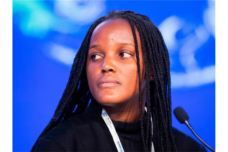 Vanessa Nakate, Klimaaktivistin aus Uganda, nimmt bei der UN-Klimakonferenz COP26 an einer Podiumsdiskussion mit der schottischen Ministerpräsidentin Sturgeon teil. Foto: Christoph Soeder/dpa