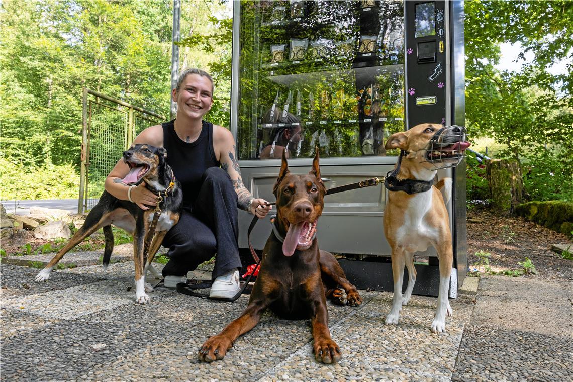 Hundesnacks und geheimnisvolle Pakete aus dem Automaten Vanessa Steinbach bietet am Waldheim gesunde Snacks für Hunde aus dem Automaten an. Fotos: Alexander Becher