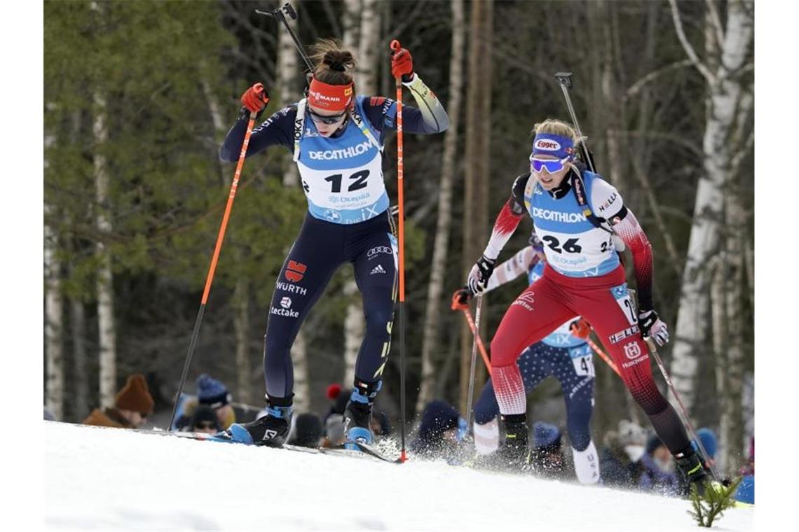 Endlich auf dem Podium: Vanessa Voigt überrascht sich selbst Vanessa Voigt (l) hat beim Biathlon-Weltcup in Estland den zweiten Platz erreicht. Foto: Roman Koksarov/AP/dpa