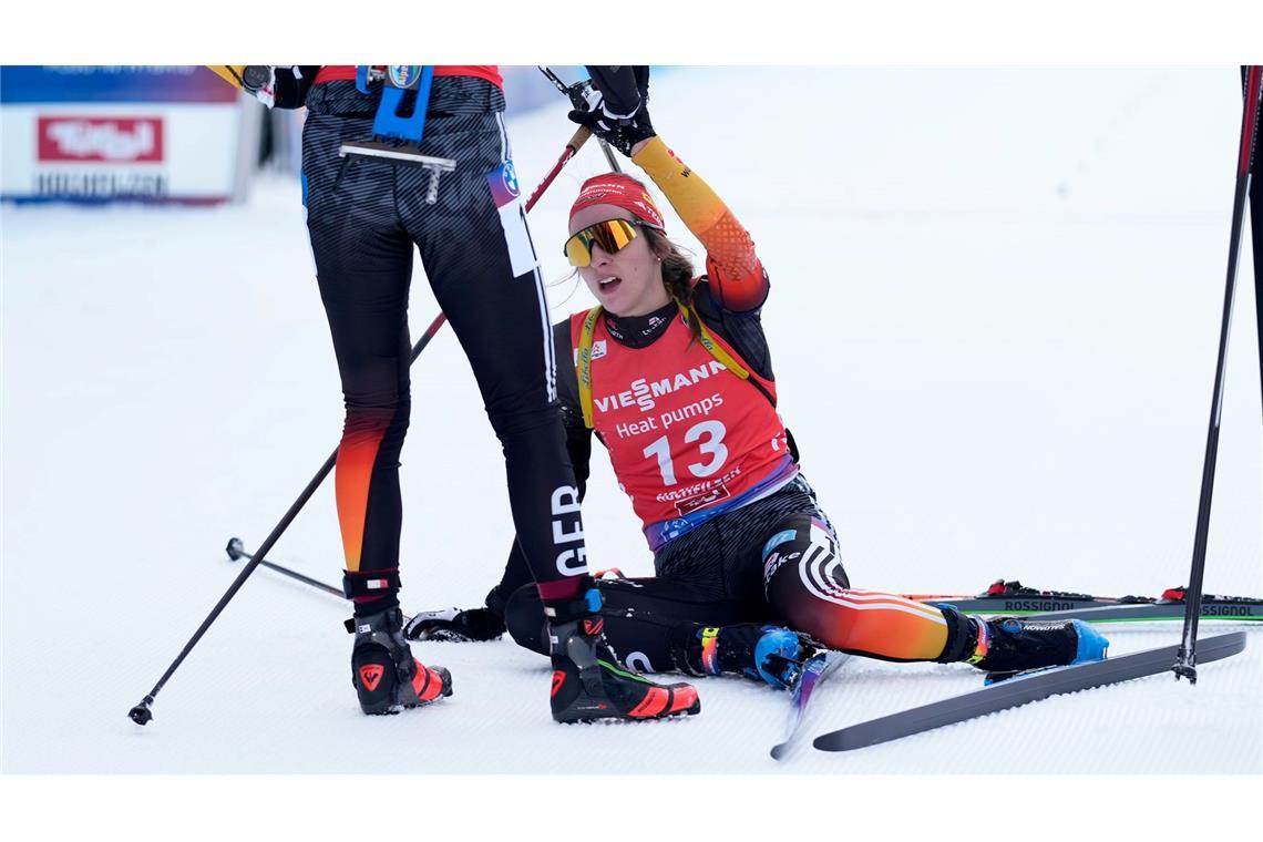 Biathletinnen Voigt und Preuß in Hochfilzen auf dem Podest Vanessa Voigt liegt erschöpft im Ziel.
