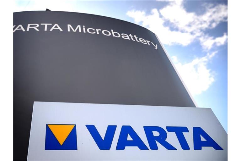 „Varta Microbattery“ steht auf einem Schild auf dem Grundstück des Batterieherstellers Varta AG. Foto: Sina Schuldt/Archivbild