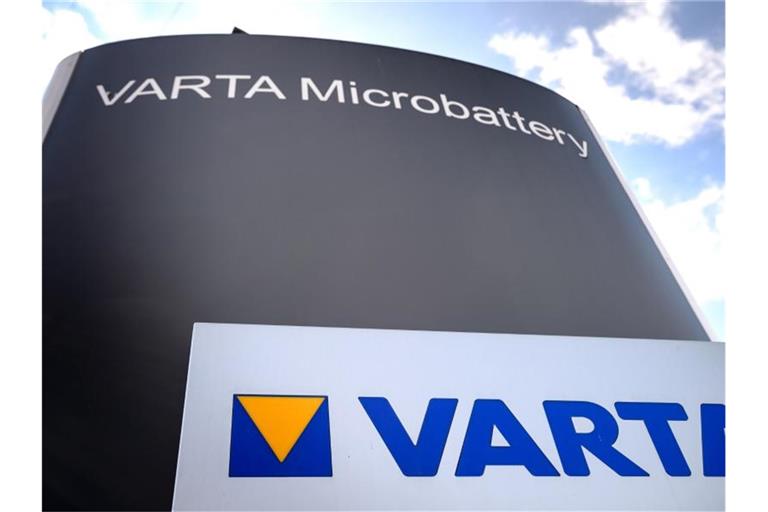 „Varta Microbattery“ steht auf einem Schild auf dem Grundstück des Batterieherstellers Varta AG. Foto: Sina Schuldt/dpa/Archivbild