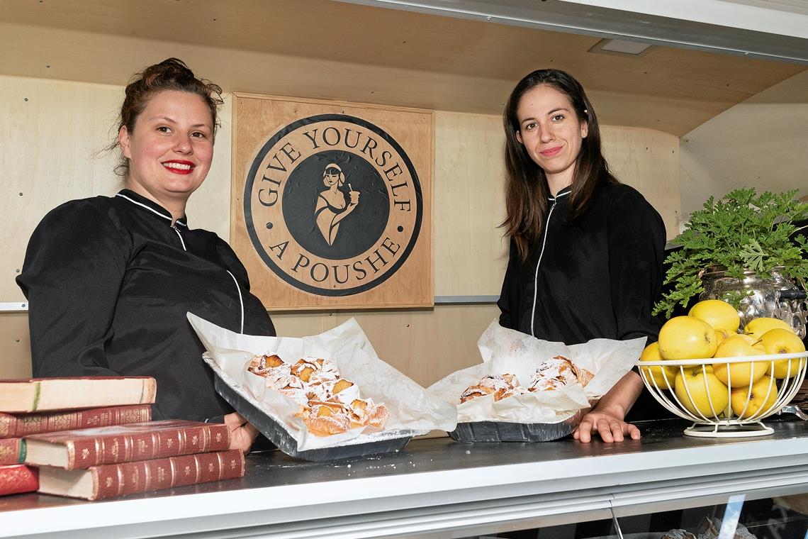 Frauenpower trifft Strudelbusiness Vassilena und Vania Naydenova (von links) sind mit ihrem Foodtruck mittlerweile auch auf dem Backnanger und Schorndorfer Wochenmarkt präsent. Dafür sind sie dankbar, da Corona ihre komplette Jahresplanung über den Haufen geworfen hat und bis auf Weiteres all ihre Aufträge bei Messen und Festivals für sie wegfallen. Fotos: J. Fiedler