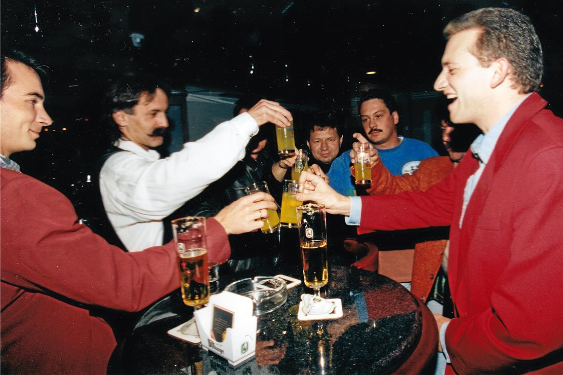 Vassilios Artzoglou alias Wasili am Ausschank in der Discothek Life. Wasili führte den Tanzklub in der Annonaystraße von 1988 bis 2018. Foto: privat
