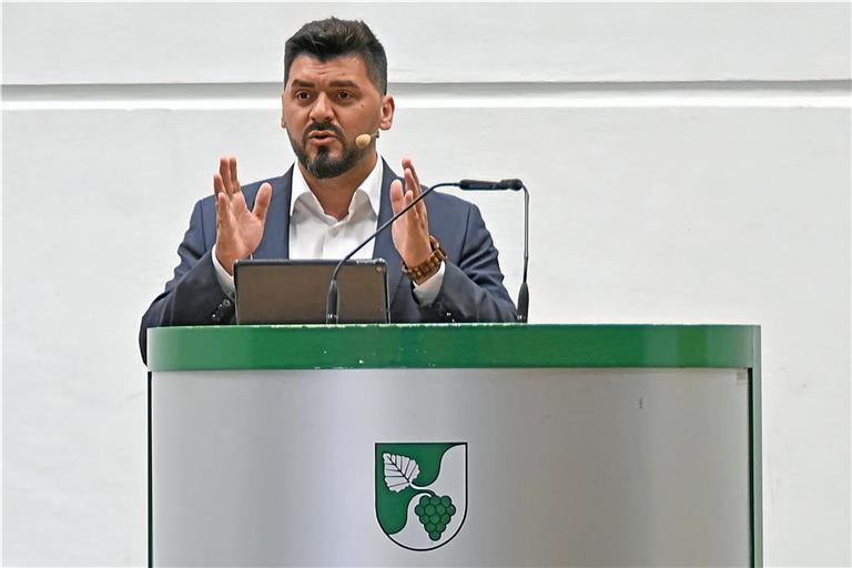 Vatan Ukaj hat sich bei der Kandidatenvorstellung in der Hardtwaldhalle am vergangenen Freitag den Fragen der Bürgerschaft gestellt – auch zu seinen Wurzeln. Foto: Tobias Sellmaier