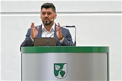 Vatan Ukaj hat sich bei der Kandidatenvorstellung in der Hardtwaldhalle am vergangenen Freitag den Fragen der Bürgerschaft gestellt – auch zu seinen Wurzeln. Foto: Tobias Sellmaier