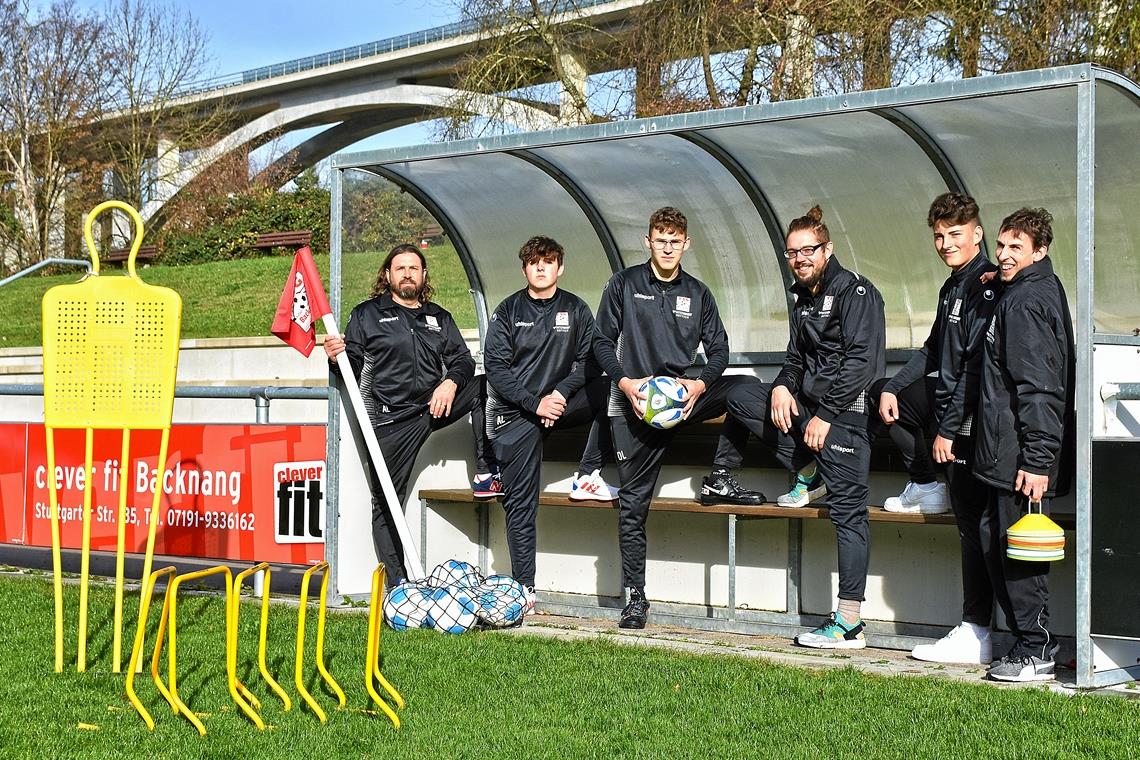 Eine Familie als Trainerteam Vater Andreas Leins steht mit seinen Söhnen Benny, Dennis, Kevin, Jannik und Tim (von links) bei den TSG-Spielen am Rand. Foto: T. Sellmaier