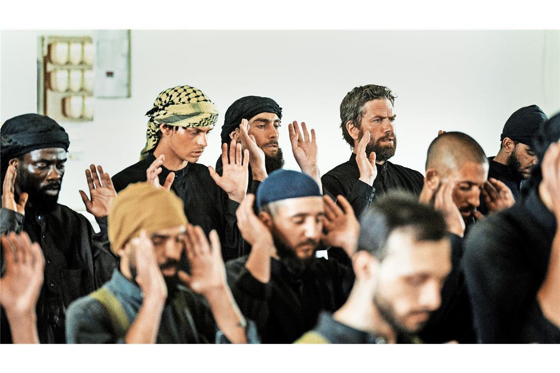 Vater Christian (Nikolaj Lie Kaas, hinten rechts) in der islamistischen Gruppierung