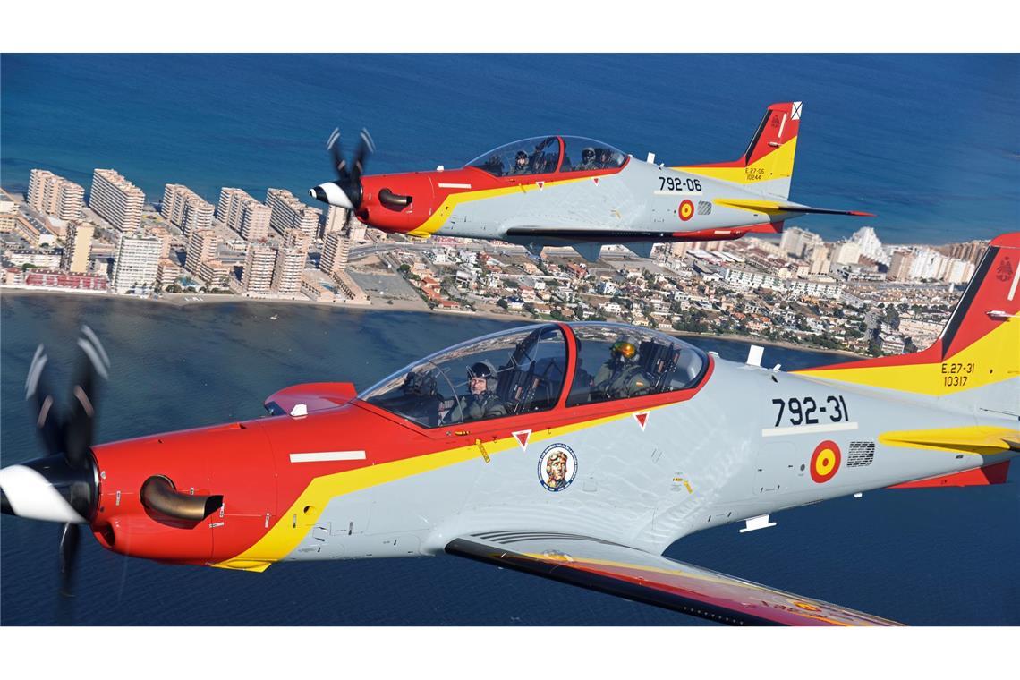 Vater und Tochter in je einem Trainingsflugzeug über dem Mittelmeer: Im vorderen Flugzeug Spaniens König Felipe VI., im hinteren Thronfolgerin, Kronprinzessin Leonor.