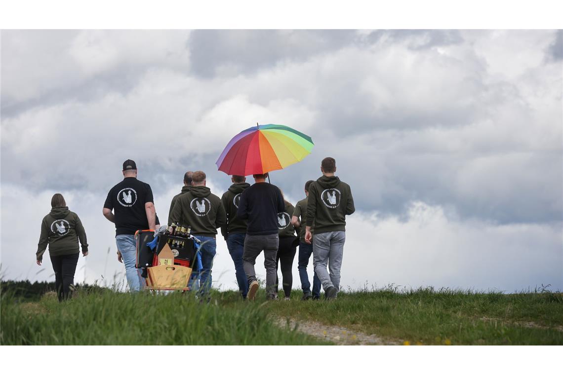 Vatertag in Datthausen: Gruppe mit Bollerwagen unterwegs
