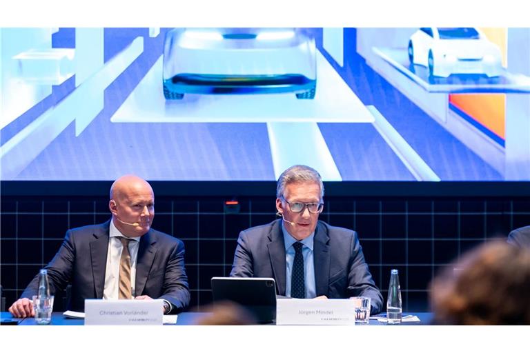 VDA-Geschäftsführer Jürgen Mindel (rechts) und der Rechtsanwalt Christian Vorländer (links) als Vertreter der Messe MÜnchen präsentieren das Konzept der bevorstehenden Automesse IAA. Die bedrängten deutschen Hersteller wollen ein "Signal der Zuversicht" senden.