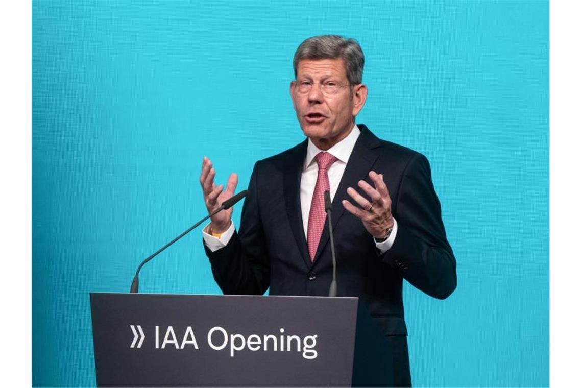 Merkel gibt auf der IAA die E-Kanzlerin VDA-Präsident Bernhard Mattes legt zum Jahresende sein Amt nieder. Foto: Frank Rumpenhorst