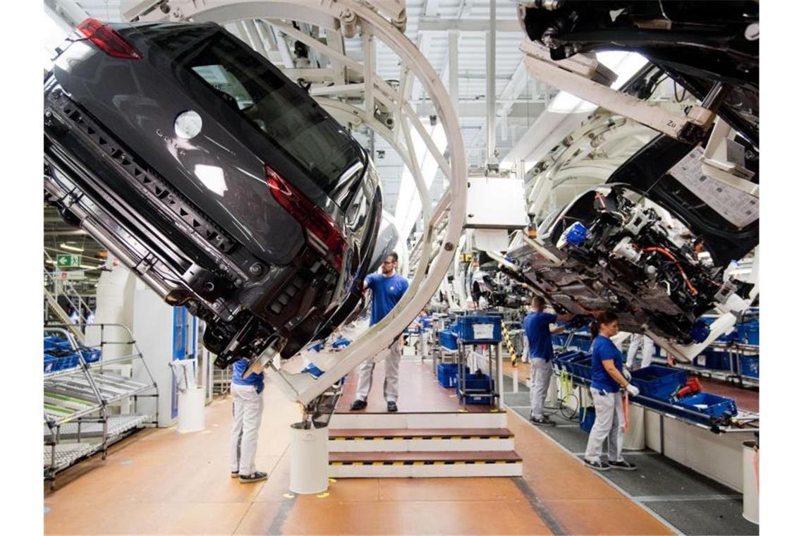 Chipmangel lässt Automarkt einbrechen - Erholung erwartet VDIK: Chipmangel lässt den deutschen Automarkt einbrechen. Foto: Julian Stratenschulte/dpa