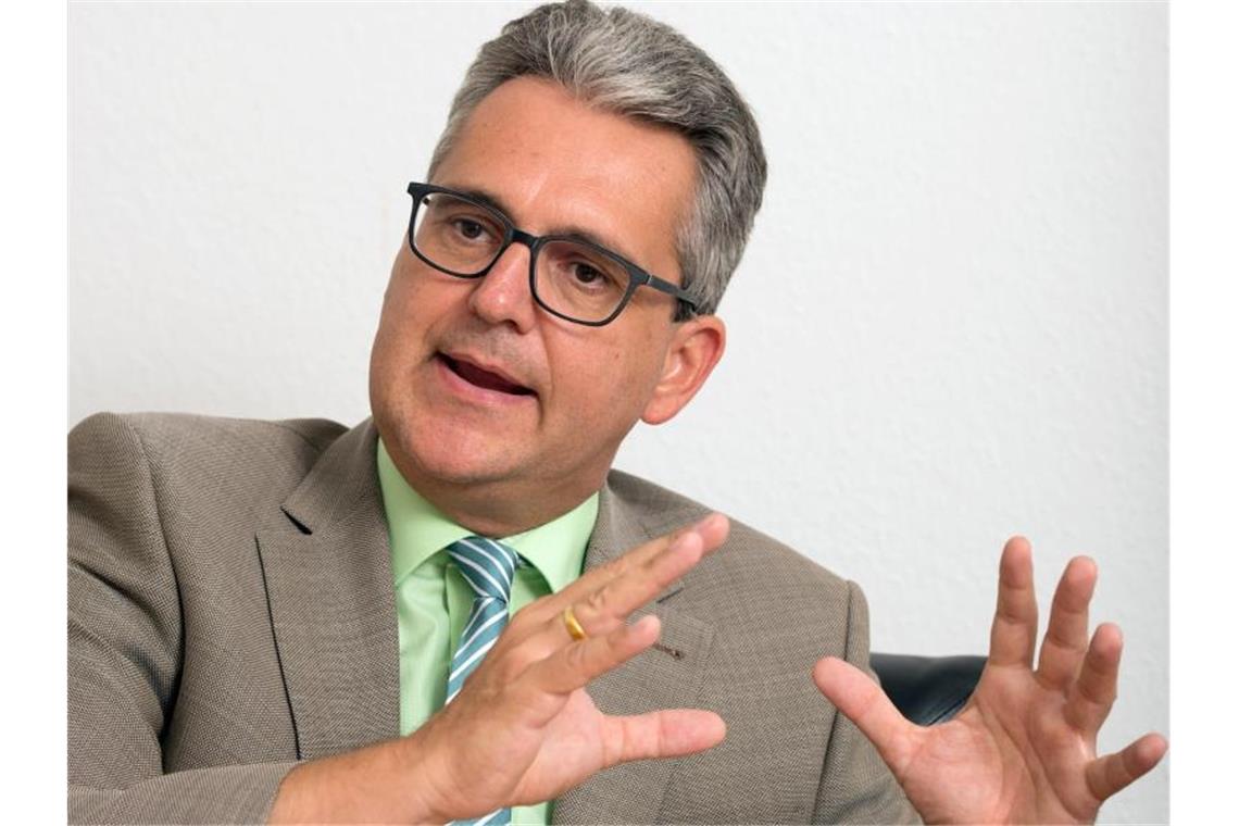 Geschäfte der Maschinen- und Anlagenbauer ziehen an VDMA-Geschäftsführer Dietrich Birk spricht in Stuttgart. Foto: Bernd Weissbrod/dpa/archivbild