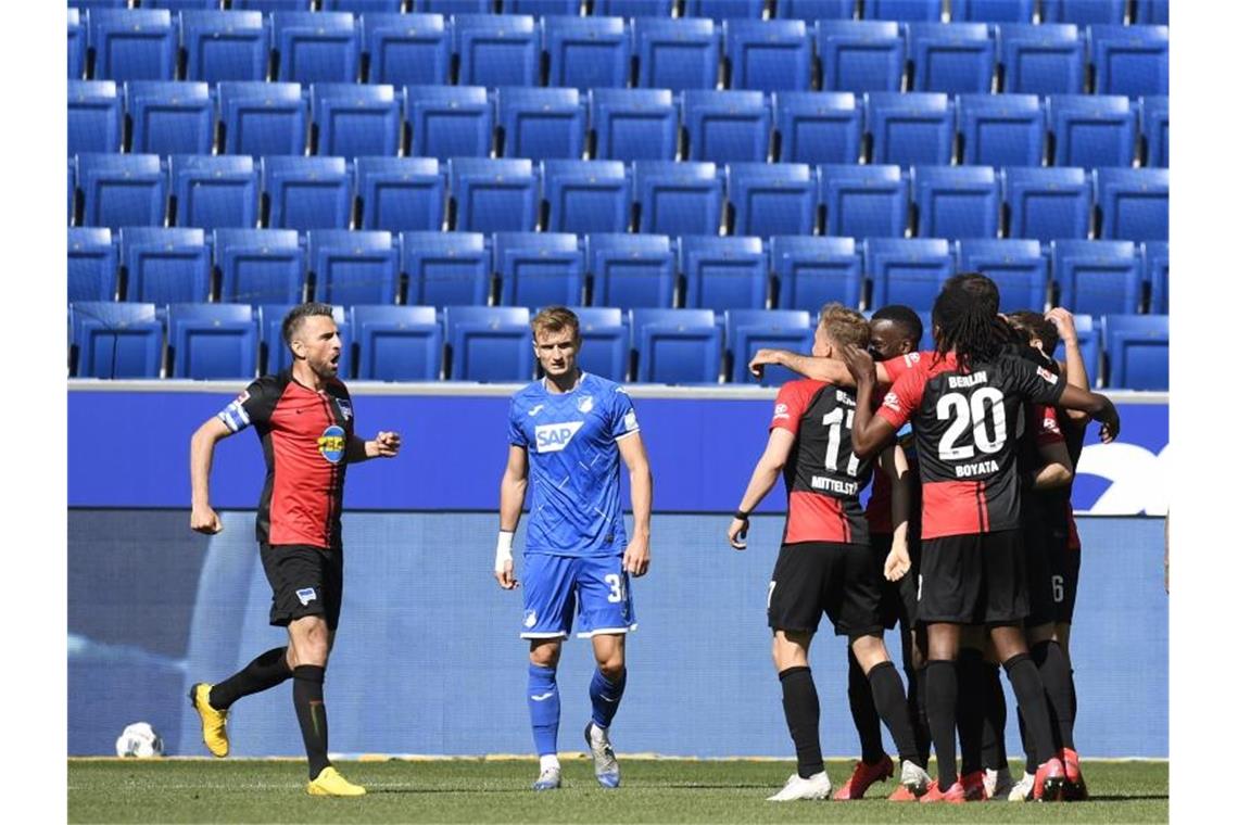Hertha-Tor: Jubeltraube statt Abstand, keine Sanktionen Vedad Ibisevic (l) und Kameraden feiern über ein Tor. Foto: Thomas Kienzle/AFP/POOL/dpa