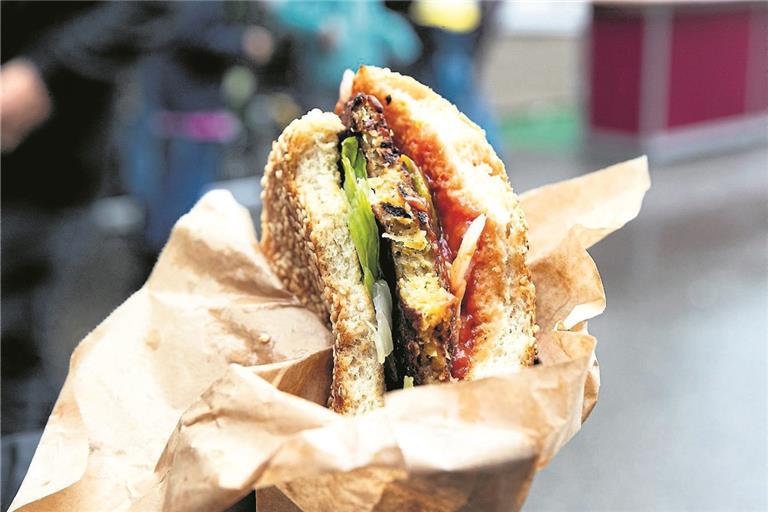 Veganer Burger mit Pattie Marke Eigenbau aus Grünkernschoten und Kichererbsen. Foto: J. Fiedler