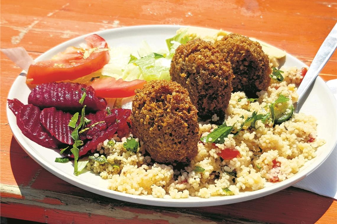 Vegan unterwegs auf dem Straßenfest Veganer Falafel-Teller mit Couscous, Rote-Beete-Salat und Hummus. Den Zeitungstestessern hat es geschmeckt. Foto: S. Latzel