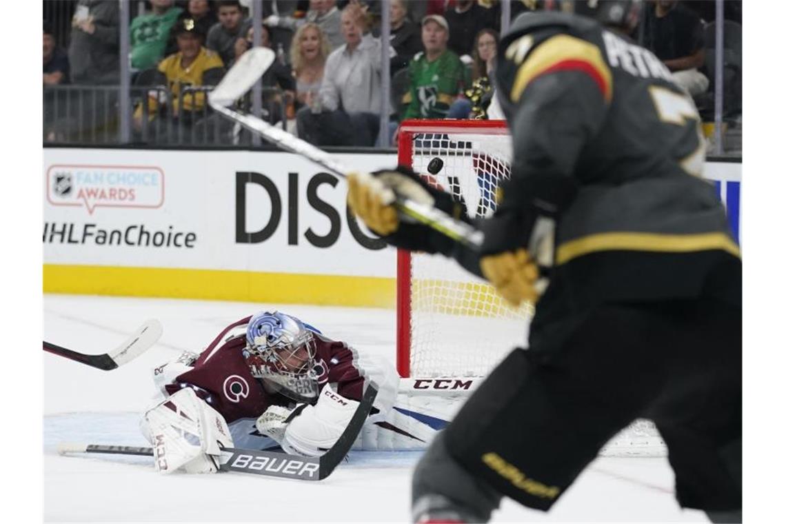 Vegas Golden Knights Verteidiger Alex Pietrangelo (r) erzielt ein Tor gegen Colorado Avalanche Torwart Philipp Grubauer. Foto: John Locher/AP/dpa