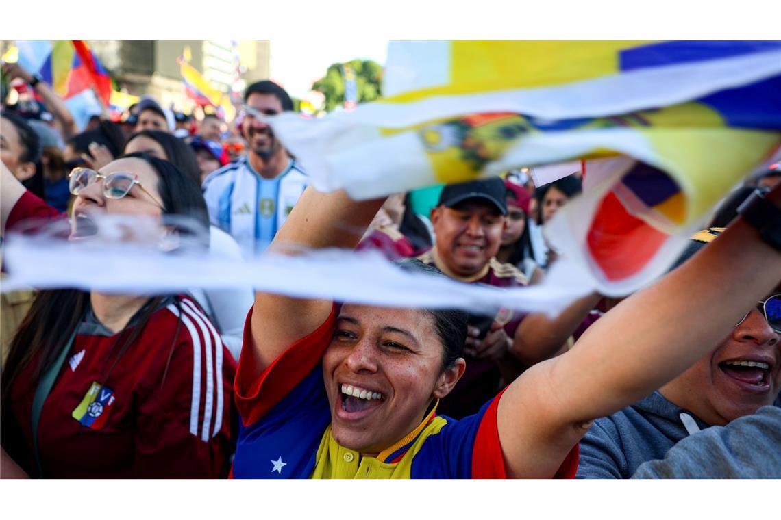 Venezolaner versammeln sich am Obelisken von Buenos Aires, um die US-Militäroperation in Venezuela zu feiern.