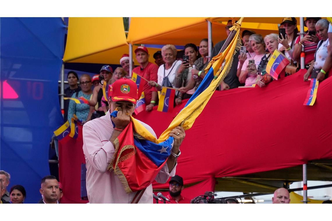Venezuelas Präsident Nicolas Maduro küsst eine venezolanische Flagge während einer Veranstaltung im Präsidentenpalast in Caracas.