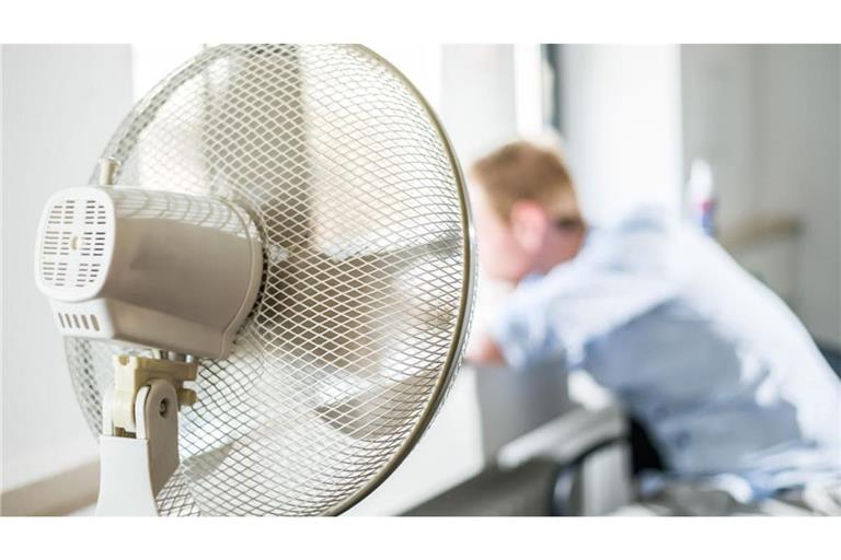 Ventilator im Büro&nbsp;– sicherlich ein Weg, um für Abkühlung zu sorgen. Doch das hilft nicht allen Mitarbeitern.
