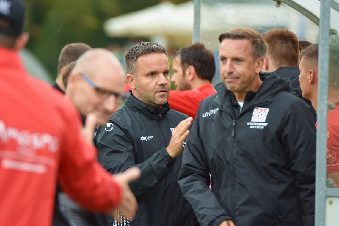 Verabschiedet sich im Sommer von Teammanager Marc Erdmann und der TSG Backnang: Trainer Evangelos Sbonias (links). Foto: T. Sellmaier