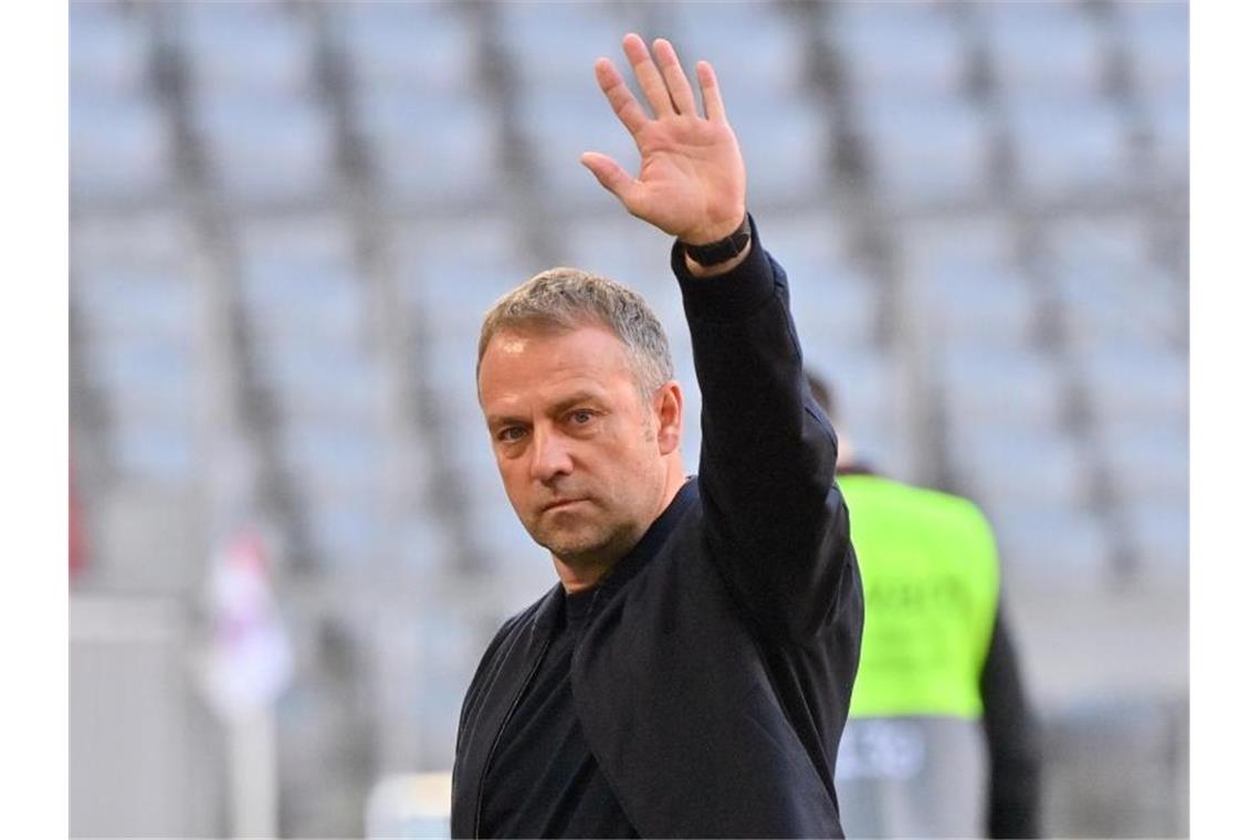 „Servus Hansi“: Großer Bayern-Abschiedstag mit Schale Verabschiedet sich mit der Meisterschale aus München: Bayern-Coach Hansi Flick. Foto: Peter Kneffel/dpa-Pool/dpa