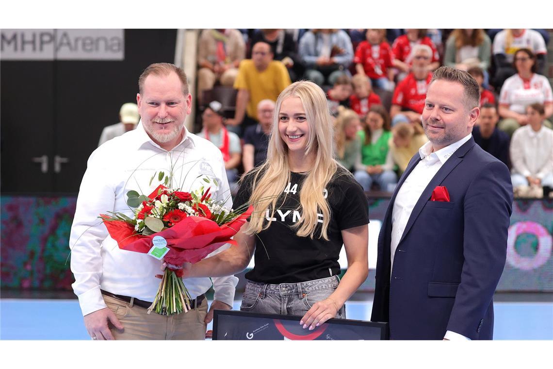 HB Ludwigsburg fehlt noch ein Sieg zur deutschen Meisterschaft Verabschiedung (v.l.): HBL-Geschäftsführer Sebastian Götz, Julia Niewiadomska, Vorsitzender Christian Köhle