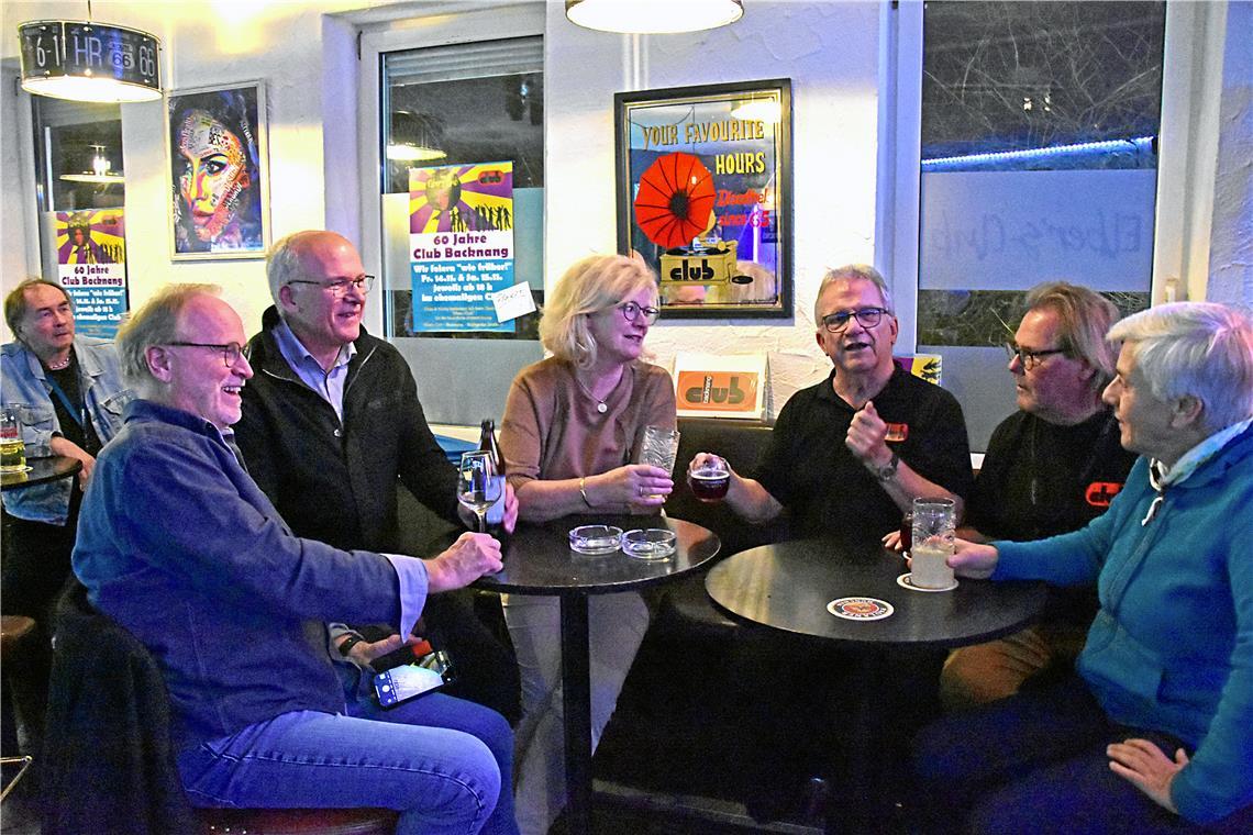 Veranstalter Chap (Reinhard Kobald, dritter von rechts) und  Hucky (Walter Haak,...