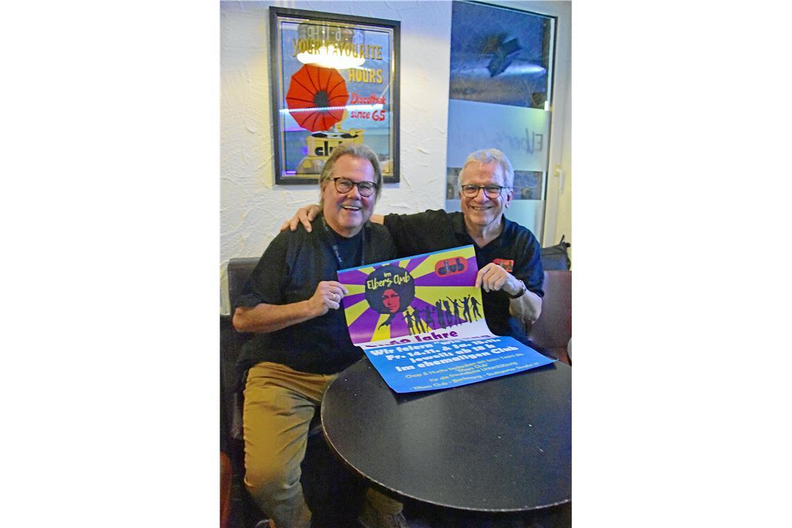 Veranstalter Chap (Reinhard Kobald, rechts) und  Hucky (Walter Haak) vor dem leg...