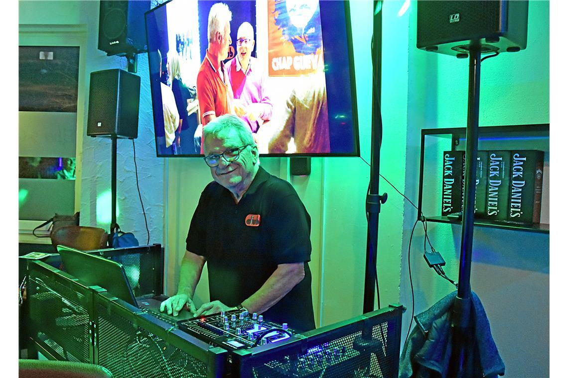 Veranstalter Chap (Reinhard Kobald) vor dem großen Bildschirm auf dem den Jubilä...