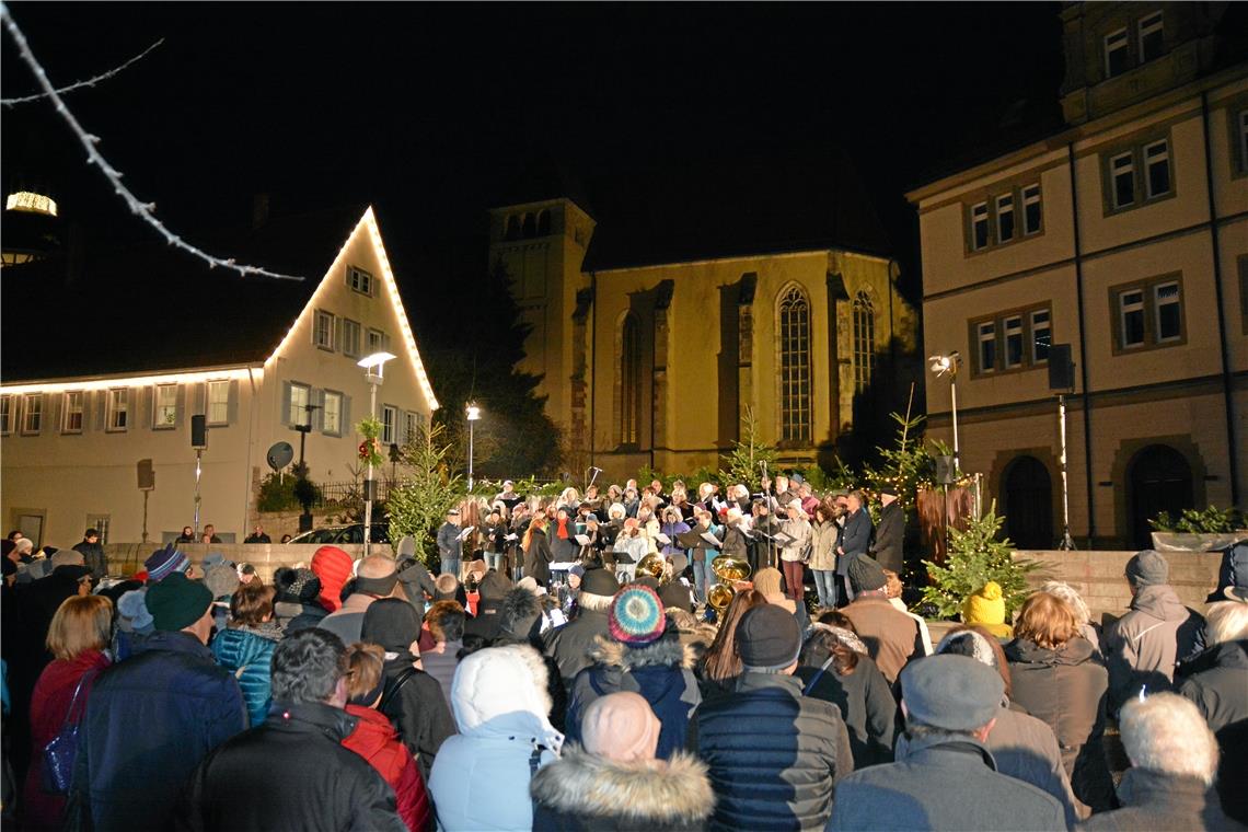Glanz und Klänge mit Backnanger Chören Veranstaltung mit Tradition: Das Adventssingen mit mehreren Chören. Weil die Verantwortlichen den Sängern nicht zumuten wollen, im Regen zu stehen, wird in diesem Jahr gleich in die Sankt-Johannes-Kirche eingeladen – die Wettervorhersage für Samstag sieht gar nicht gut aus. Foto: Stadtmarketing