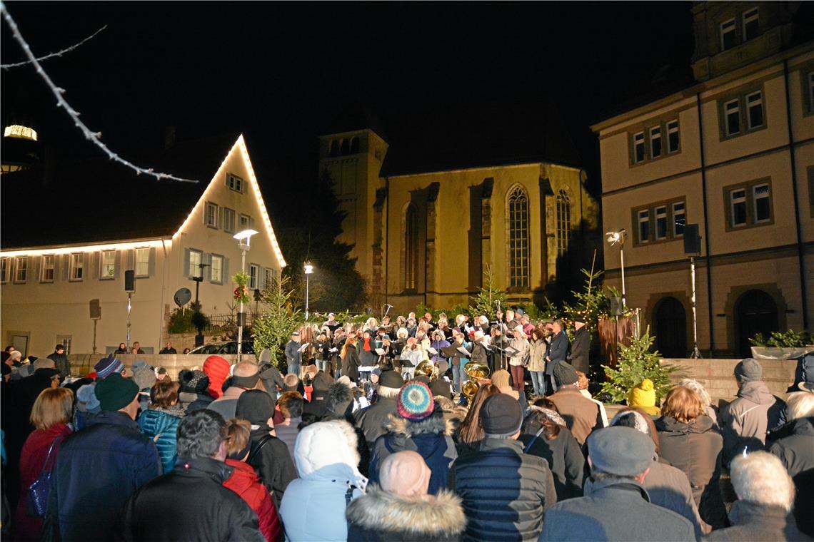 Veranstaltung mit Tradition: Das Adventssingen mit mehreren Chören. Weil die Verantwortlichen den Sängern nicht zumuten wollen, im Regen zu stehen, wird in diesem Jahr gleich in die Sankt-Johannes-Kirche eingeladen – die Wettervorhersage für Samstag sieht gar nicht gut aus. Foto: Stadtmarketing