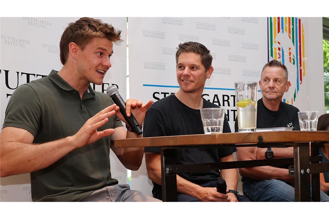 Sympathisch, schlagfertig – und heiß auf den größten Kampf der Karriere Verbale Einstimmung auf den wichtigsten Kampf seiner Karriere: Boxer Simon Zachenhuber (li.) mit seinem Trainer Conny Mittermeier (re.) und Moderator Dirk Preiß beim Talkabend unserer Zeitung im Café „Gottlieb“ in Bad Cannstatt.