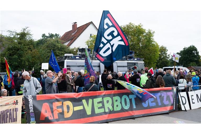 Verbieten, wenn man nicht überzeugen kann? Demonstranten protestieren gegen einen AfD-Wahlkampftermin im Bürgersaal Wietze im Vorfeld der Kommunalwahl in Niedersachsen.