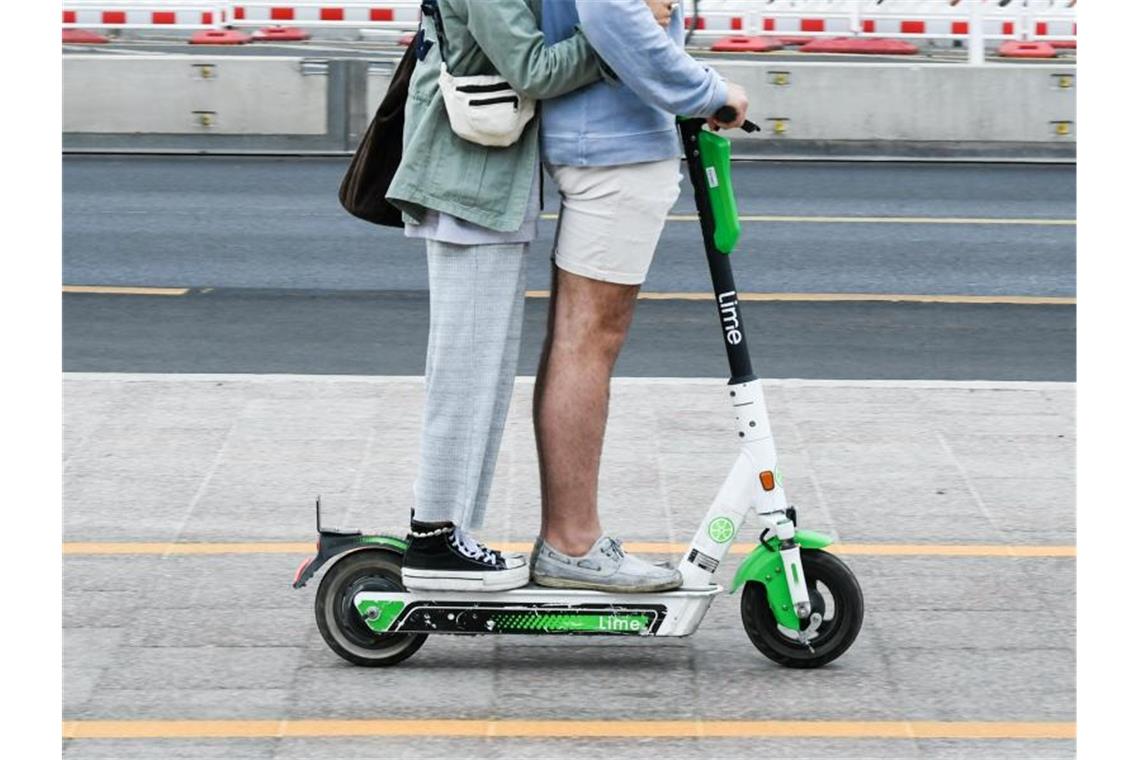 Verboten, aber in den Großstädten häufig zu sehen: Zwei Personen auf einem E-Tretroller. Foto: Jens Kalaene