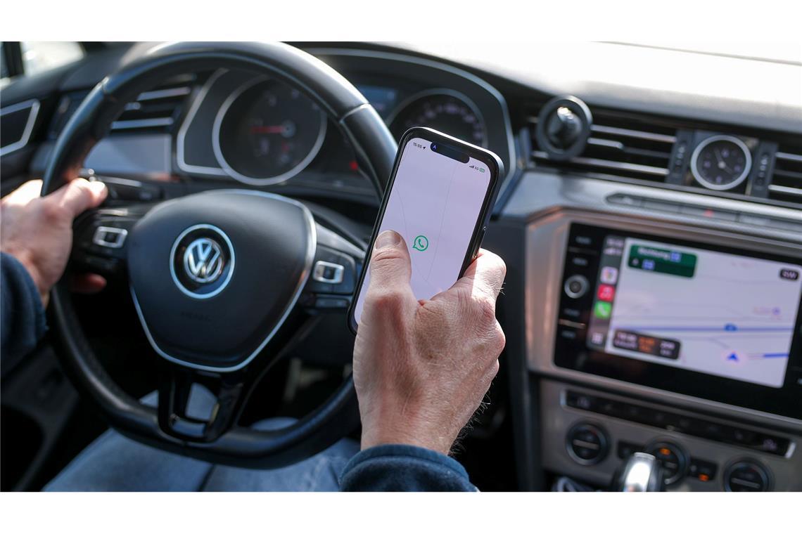 Verboten: Wer das Handy in die Hand nimmt, begeht eine Ordnungswidrigkeit. (Symbolbild)