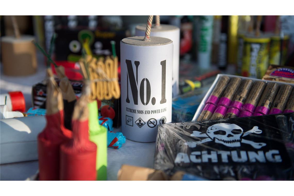 Verbotene Feuerwerkskörper und Böller ohne Zulassung. (Symbol- und Archivbild)