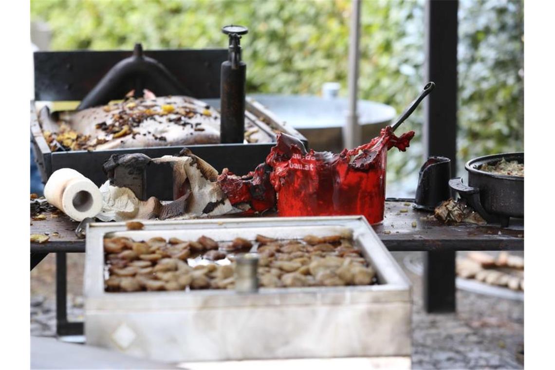 Verbrannte Grill-Utensilien liegen auf einem Tisch. Bei dem Fest gab es eine verheerende Explosion. Foto: Rene Traut