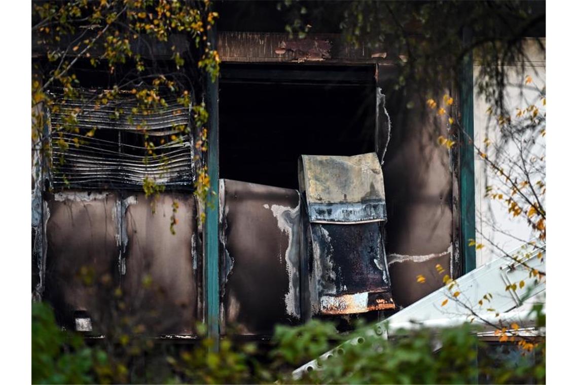Verbrannte Teile einer Fassade sind auf dem Gelände des Bosch-Werks zu sehen. Foto: Nicolas Armer/dpa