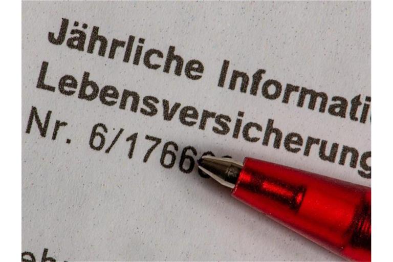 Verbraucher, die in Zukunft eine Lebensversicherung abschließen, müssen sich auf einen deutlich geringeren Garantiezins einstellen. Foto: Armin Weigel/dpa