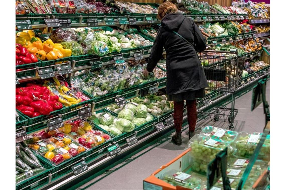 Verbraucher profitieren der Bundesbank zufolge vor allem bei Lebensmitteln und Industriegütern von der Mehrwertsteuersenkung. Foto: Jens Büttner/zb/dpa