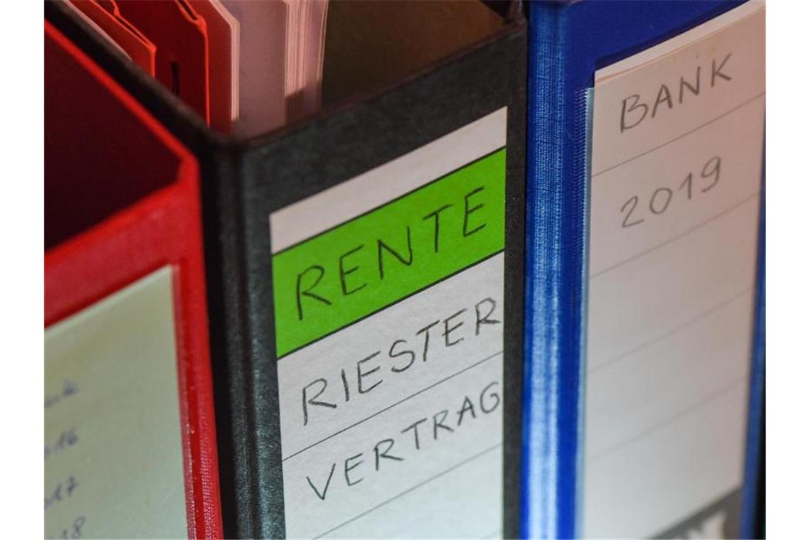 Verbraucherschützer kritisieren Kosten bei Riester-Rente Verbraucherschützer haben die Praxis mancher Versicherer kritisiert, Riester-Sparer in bestimmten Fällen doppelt zur Kasse zu bitten. Foto: Patrick Pleul